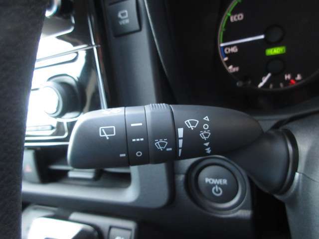 ご納車後も安心なプレミアム保証をご提案いたします。ナビや電装品、エアコンなども含めた600項目の充実した保証内容と安心のロードサービス付帯でサポートいたします。詳細はお尋ねください。