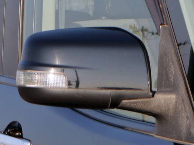 【ウィンカーミラー】ウィンカーミラーは、車両幅方向においてもっとも外側にレイアウトされるのため、ウィンカーが第三者が視認しやすい位置にあり、安全性が高まります。