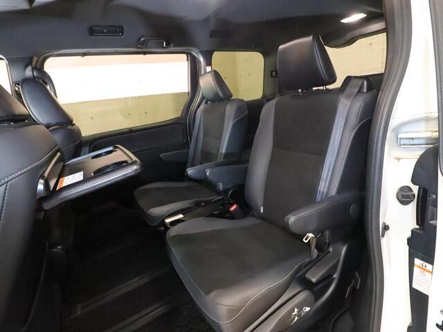 お車のご購入は　カーセブンメガ三郷店にお任せ！入庫の流通がシンプルでおトクな下取り車、買取車が多数在庫！また、とても魅力的なオークションカーも勢ぞろい♪広大な展示場に300台以上の在庫がございます♪