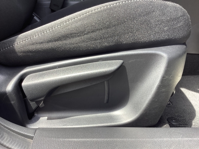 運転席にはドライバーの体型や好みに応じて前後方向だけでなく、高さの調整ができるシートリフターを装備！