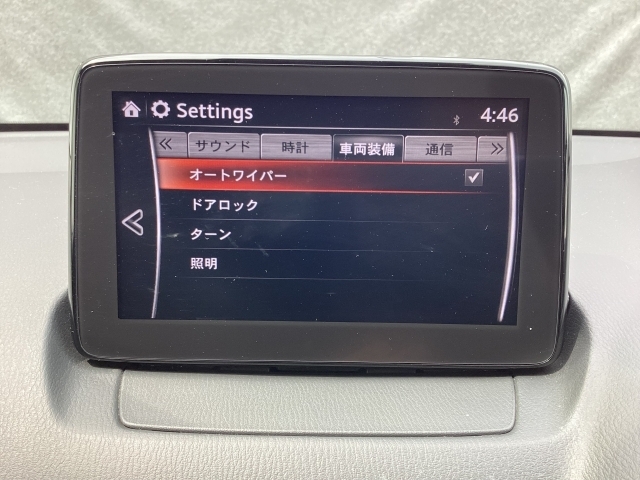レバーをAUTOの位置にしているとき、レインセンサーが雨を感知すると、雨量に応じてワイパーが自動で作動してくれるオートワイパーを装備！設定変更で非作動にすると、間欠作動に固定されます。