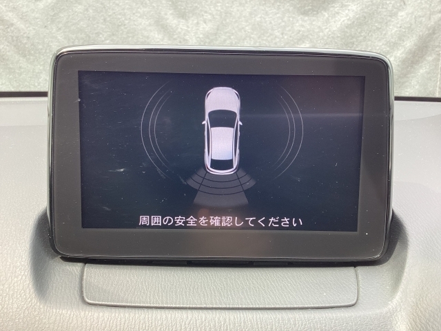 リアバンパーには障害物への接近をアラーム音で知らせてくれるパーキングセンサーが装着されています。