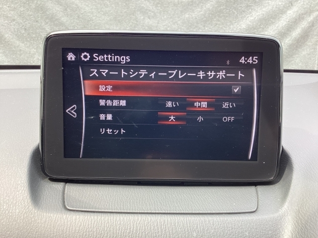 低速走行時に前方の障害物を検知して、衝突被害を軽減してくれるスマート・シティ・ブレーキ・サポートを装備！アクセルとブレーキの踏み間違えなどの急加速を抑制してくれる心強い装備です。