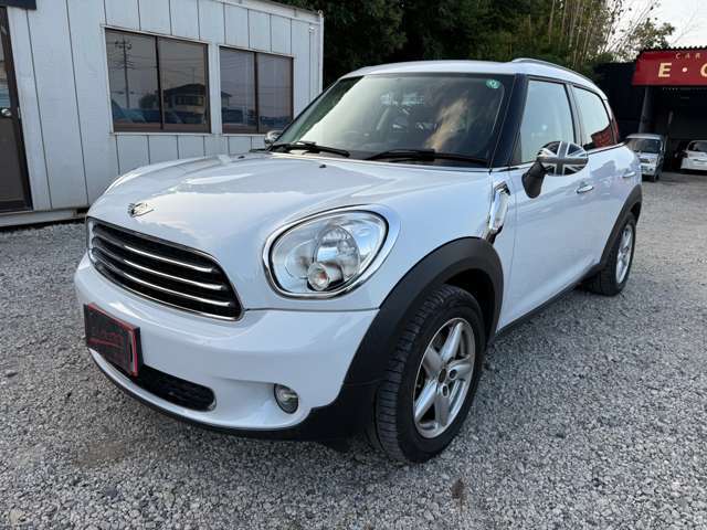 シートの隙間、座席下など細かい部分も徹底清掃しております。