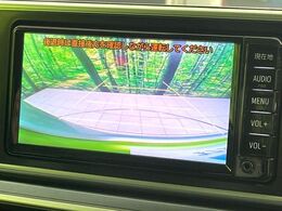 【バックカメラ】駐車時に後方がリアルタイム映像で確認できます。大型商業施設や立体駐車場での駐車時や、夜間のバック時に大活躍！運転スキルに関わらず、今や必須となった装備のひとつです！