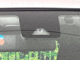 【スマートアシスト】走行中に前方の車両等を認識し、衝突しそうな時は警報とブレーキで衝突回避と被害軽減をアシスト。より安全にドライブをお楽しみいただけます。