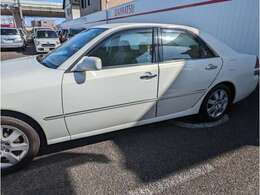 当店のお車は、納車前に国家資格整備士による整備を行います。エンジンオイル、バッテリー、スパークプラグ、ワイパーゴム等の消耗部品をしっかりチェックし劣化している部品は交換の上、納車いたします。