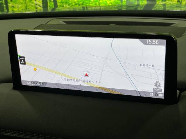 【10.25インチマツダコネクト】車内の雰囲気にマッチした大型ディスプレイ。スマホ接続でのナビ使用やBluetooth再生等、様々な機能が楽しめます。直感的なダイヤル操作が可能で、使い勝手も良好です。