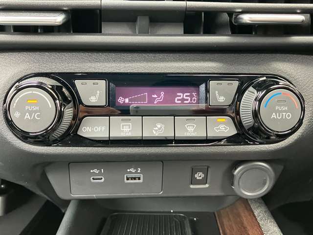操作の楽なオートエアコン。車内の温度を快適にしてくれます！