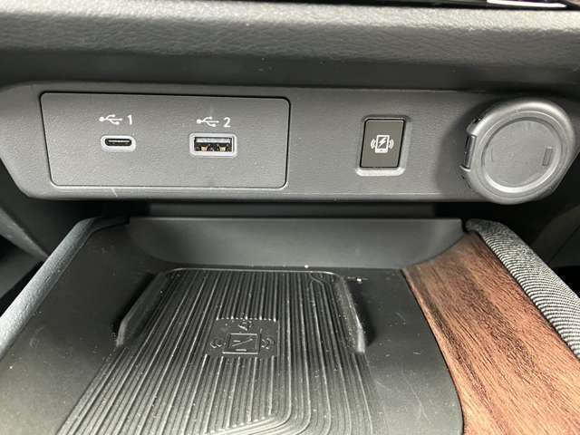 置くだけ充電やUSBにシガー電源、お好みの方法でお使い下さい