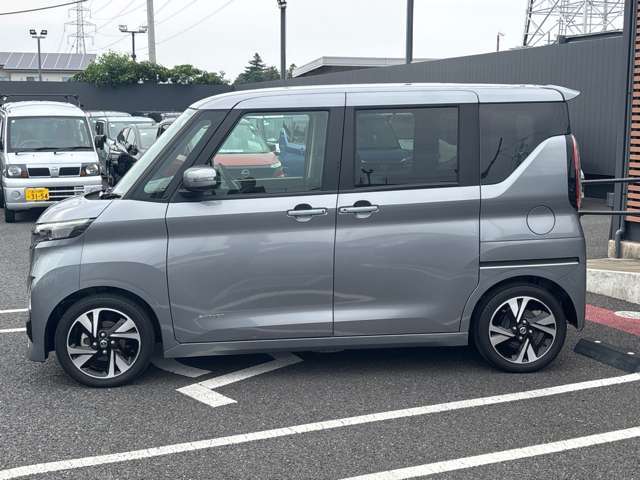 当店は照明・屋根付きスペースございますので雨天時も安心して現車確認が可能です。