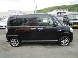 左右パワースライドドアで開閉も楽です！