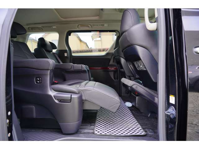 - 後部座席も十分な広さがあり、大人の方が座られてもリラックスしていただけます -