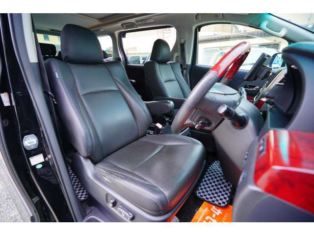 - 座り心地が良く、ゆとりのある運転席です -