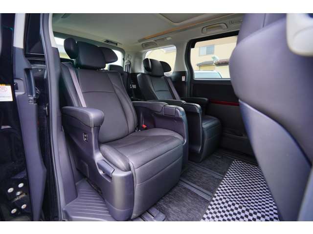 - 後部座席も十分な広さがあり、大人の方が座られてもリラックスしていただけます -