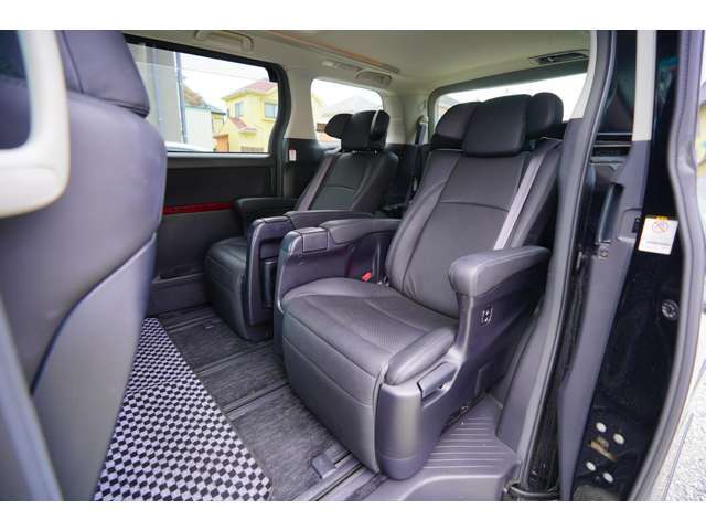 - 後部座席も十分な広さがあり、大人の方が座られてもリラックスしていただけます -