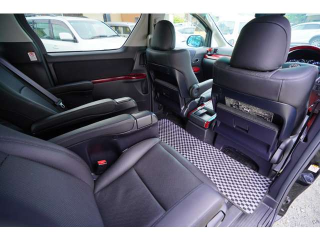 - 後部座席も十分な広さがあり、大人の方が座られてもリラックスしていただけます -