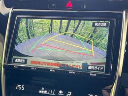 【バックカメラ】駐車時に後方がリアルタイム映像で確認できます。大型商業施設や立体駐車場での駐車時や、夜間のバック時に大活躍！運転スキルに関わらず、今や必須となった装備のひとつです！