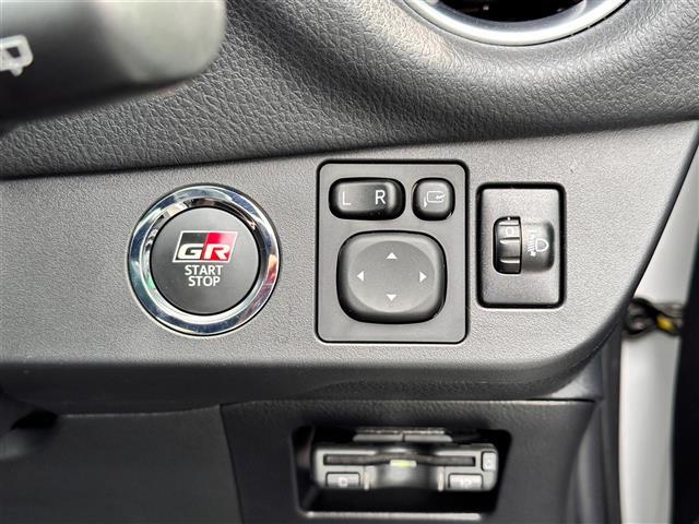 【電動格納ミラー】運転席のスイッチで、ドアミラーの開閉や角度の調整ができます。