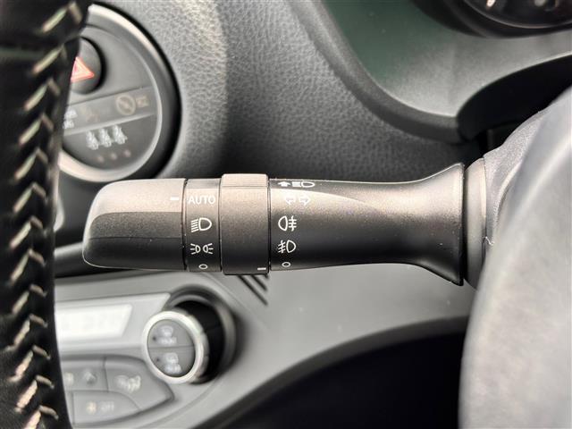 【オートライト（AUTO）】外の明るさをシステムが感知して、自動でヘッドライトが点灯します！ヘッドライトをつけ忘れを防ぐ便利機能です。