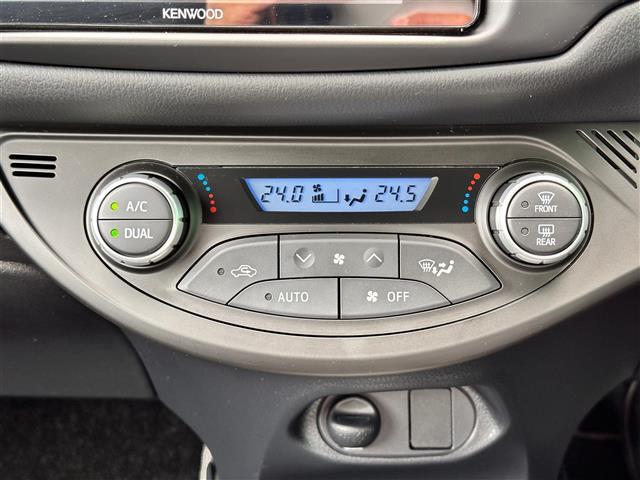 【左右独立温度コントロール式フルオートエアコン（DUAL/SYNC）】運転席側と助手席側でそれぞれ自由に温度設定ができ、快適な風量やモードなどを自動調整します！