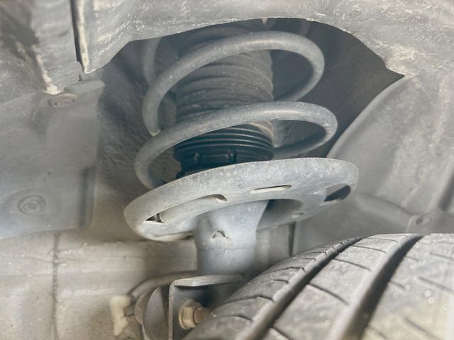 お車を安心してお乗りいただく為には、足回りの定期点検が欠かせません。サービスサポート（有償保証）では無料点検もご提供しており、安心のカーライフをお過ごしいただけるサポート体制が整っています。