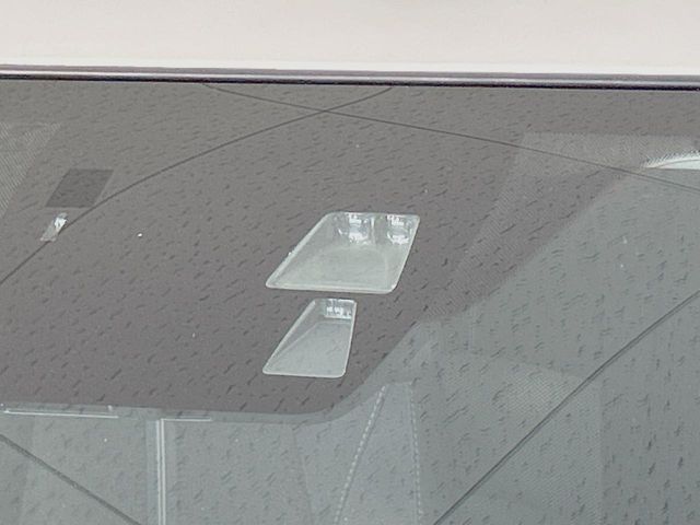 【スマートシティブレーキサポート】低速走行中に前方の車両等を認識し、衝突しそうな時は警報とブレーキで衝突回避と被害軽減をアシスト。より安全にドライブをお楽しみいただけます。