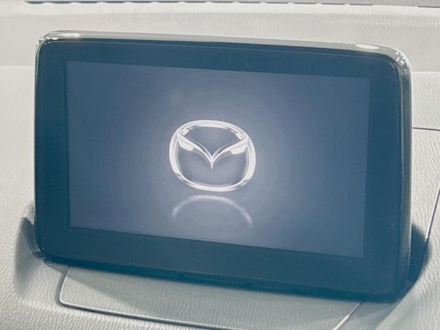 【8インチマツダコネクト】車内の雰囲気にマッチした大型のディスプレイ。スマホ接続でのナビ使用やBluetooth再生等、様々な機能が楽しめます。直感的なダイヤル操作が可能で、使い勝手も良好です。