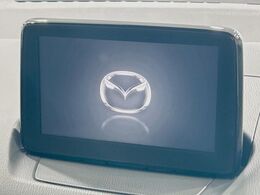【8インチマツダコネクト】車内の雰囲気にマッチした大型のディスプレイ。スマホ接続でのナビ使用やBluetooth再生等、様々な機能が楽しめます。直感的なダイヤル操作が可能で、使い勝手も良好です。