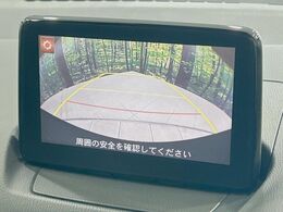 【バックカメラ】駐車時に後方がリアルタイム映像で確認できます。大型商業施設や立体駐車場での駐車時や、夜間のバック時に大活躍！運転スキルに関わらず、今や必須となった装備のひとつです！