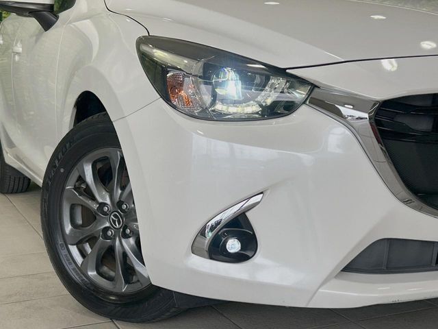 【LEDヘッドライト】悪天候や夜間走行時も良好な視界を確保し安心して運転できる高輝度LEDヘッドライトを装備！点灯速度が早く、消費電力も抑えられています。