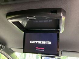 【フリップダウンモニター】大画面モニターで後席でもエンタメをお楽しみいただけます。小さなお子様にも大人気の装備です♪