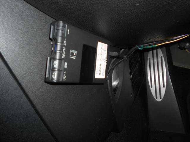 運転席の足元辺りにはETCが装着されております。今の時代なくてはならないこの装備、最初から装着されているのは中古車ならではの嬉しい特典です♪
