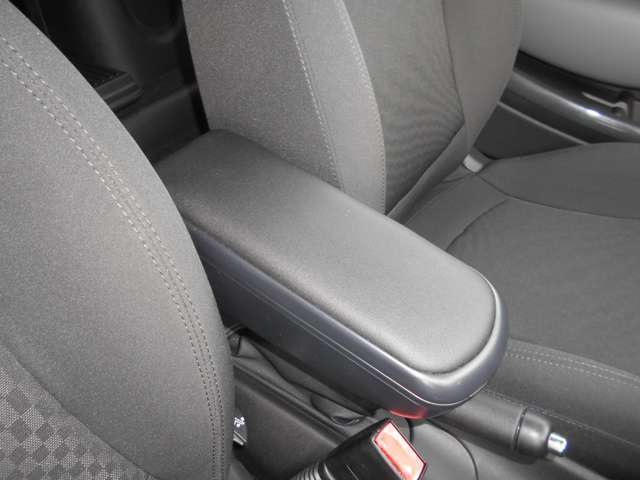 運転席と助手席の間にはアームレストがオプションで装着されております。中には小物が入れれるようになっており、邪魔な時は上にずらすことも出来ます。長距離運転にはマストなアイテムです！