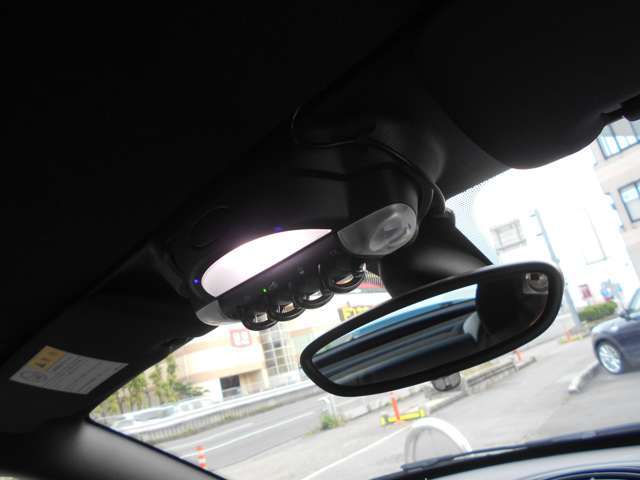ルームミラー廻りです。弊社では自社積載車輌を持っており、万が一の事故や故障の際にもスピーディーに出動することが可能です。お洒落な自社レンタカーも常駐しておりますよ♪