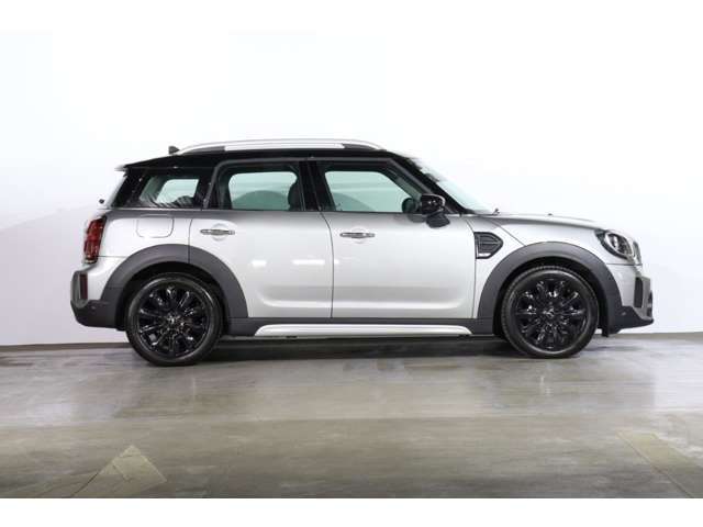 HDDナビゲーション　ミュージックサーバー　スマートキー　衝突軽減＆歩行者検知ブレーキ　車線逸脱警告　バックカメラ　コーナーセンサー　LEDヘッドライト　MINI正規ディーラー認定中古車