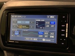 リバースギアに入れるだけで後方の表示へ切り替わります。夜間や雨の日の駐車も楽になりますよ。