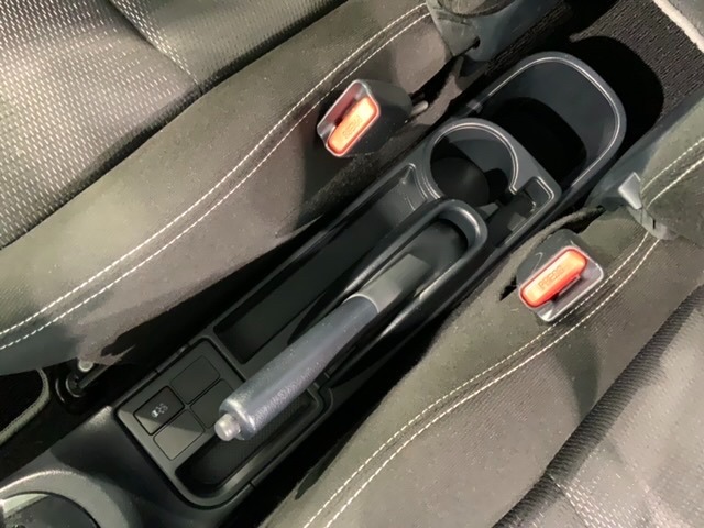 運転席、助手席間には小物入れとカップホルダーがあります。
