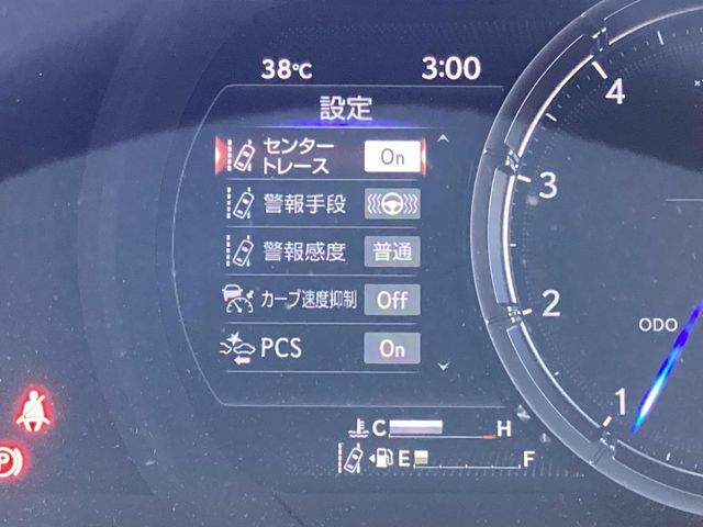 【プリクラッシュセーフティ】前方の車両等を検知し、衝突しそうな時は警報で注意を促し、ブレーキを踏む力をサポート。ブレーキを踏めなかった場合は衝突被害軽減ブレーキが作動、衝突回避をサポートします。