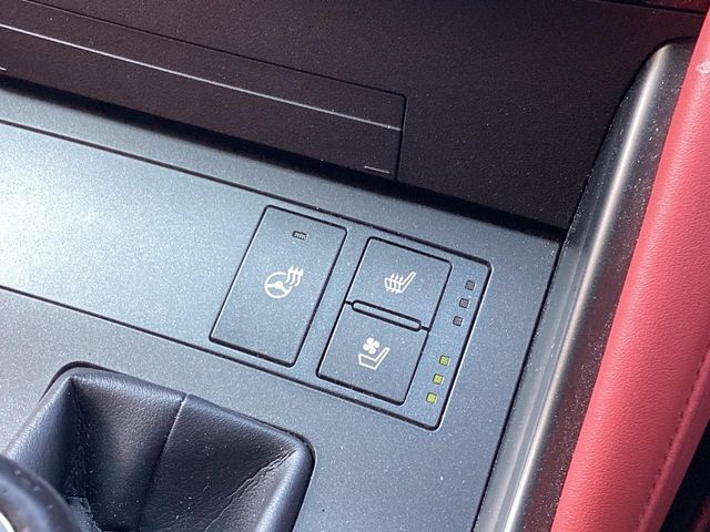 【シートベンチレーション】夏場は涼しい風でお尻や背中の熱やムレを防ぎ、冬はエアコンよりも早く温まってポカポカに！季節を問わず快適に過ごせます。