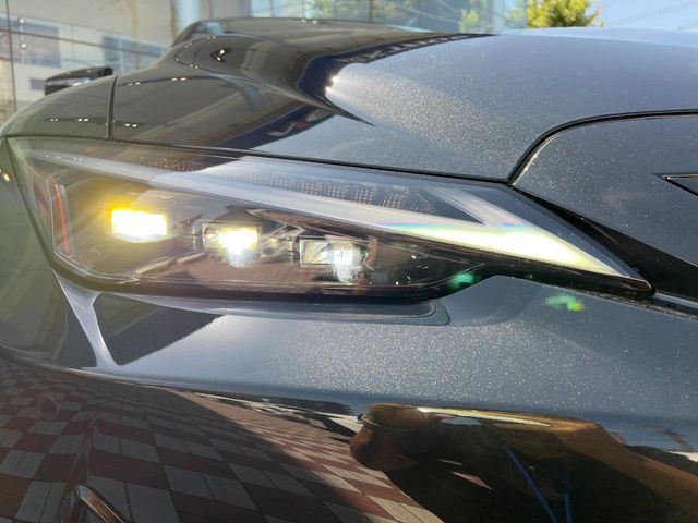 【三眼LEDヘッドライト】スタイリッシュな見た目の三眼LEDヘッドライトを装備♪スタイルだけでなく、夜間の走行も視界良好で安心してお乗りいただけます。