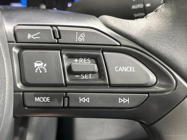 【レーダークルーズコントロール】高速道路での長距離走行が楽に！！自動で速度を保つクルーズコントロールが、衝突軽減システムと連携し、前方の車両を感知して車間を保つように速度調節してくれます！！