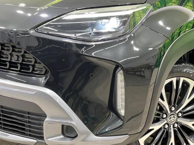 【LEDヘッドライト】悪天候や夜間走行時も良好な視界を確保し安心して運転できる高輝度LEDヘッドライトを装備！点灯速度が早く、消費電力も抑えられています。
