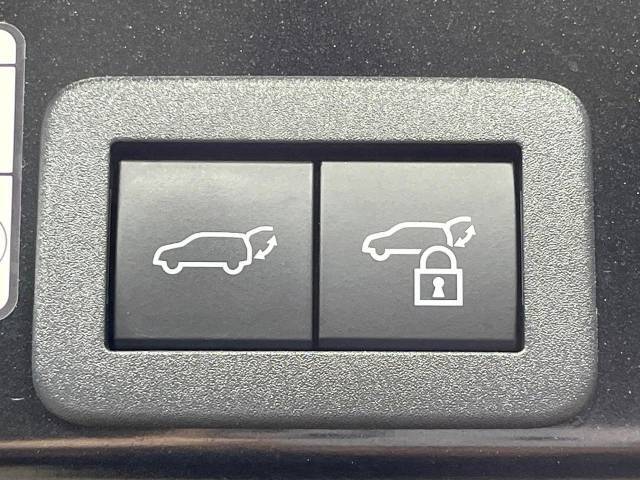 【パワーバックドア】スマートキーや運転席のボタンを押すだけでリアゲートが自動で開閉します！荷物を持っている時や、高い位置にあるバックドアを閉める際に便利な機能です♪