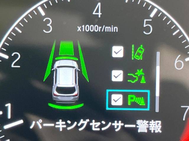 【リヤクロストラフィックアラート（RCTA）】駐車スペースから出る時に後方を横切ろうと接近してくる車両を検知しお知らせします。ショッピングモールなど大型商業施設の混雑した駐車場でも安心ですね♪