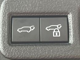 【パワーバックドア】スマートキーや運転席のボタンを押すだけでリアゲートが自動で開閉します！荷物を持っている時や、高い位置にあるバックドアを閉める際に便利な機能です♪