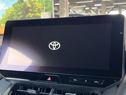 【12.3インチディスプレイオーディオ】スマートフォンと連携が可能な大画面ディスプレイオーディオです。スマートフォンのナビ機能を使用したり、Bluetooth接続で音楽もお楽しみいただけます！