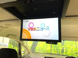 【フリップダウンモニター】大画面モニターで後席でもエンタメをお楽しみいただけます。小さなお子様にも大人気の装備です♪