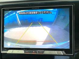 【バックカメラ】駐車時に後方がリアルタイム映像で確認できます。大型商業施設や立体駐車場での駐車時や、夜間のバック時に大活躍！運転スキルに関わらず、今や必須となった装備のひとつです！