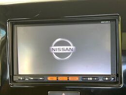 【純正ナビ】人気の純正ナビを装備しております。ナビの使いやすさはもちろん、オーディオ機能も充実！キャンプや旅行はもちろん、通勤や買い物など普段のドライブも楽しくなるはず♪